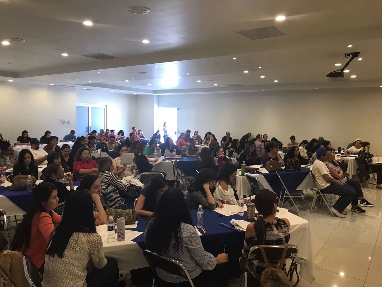 Docentes y profesionales en una capacitación de ETP